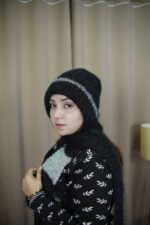 Black Knit Beanie with Silver Accents – Urban Winter Style   সিলভার ডিজাইনসহ কালো নিট টুপি – শহুরে শীতকালীন স্টাইল